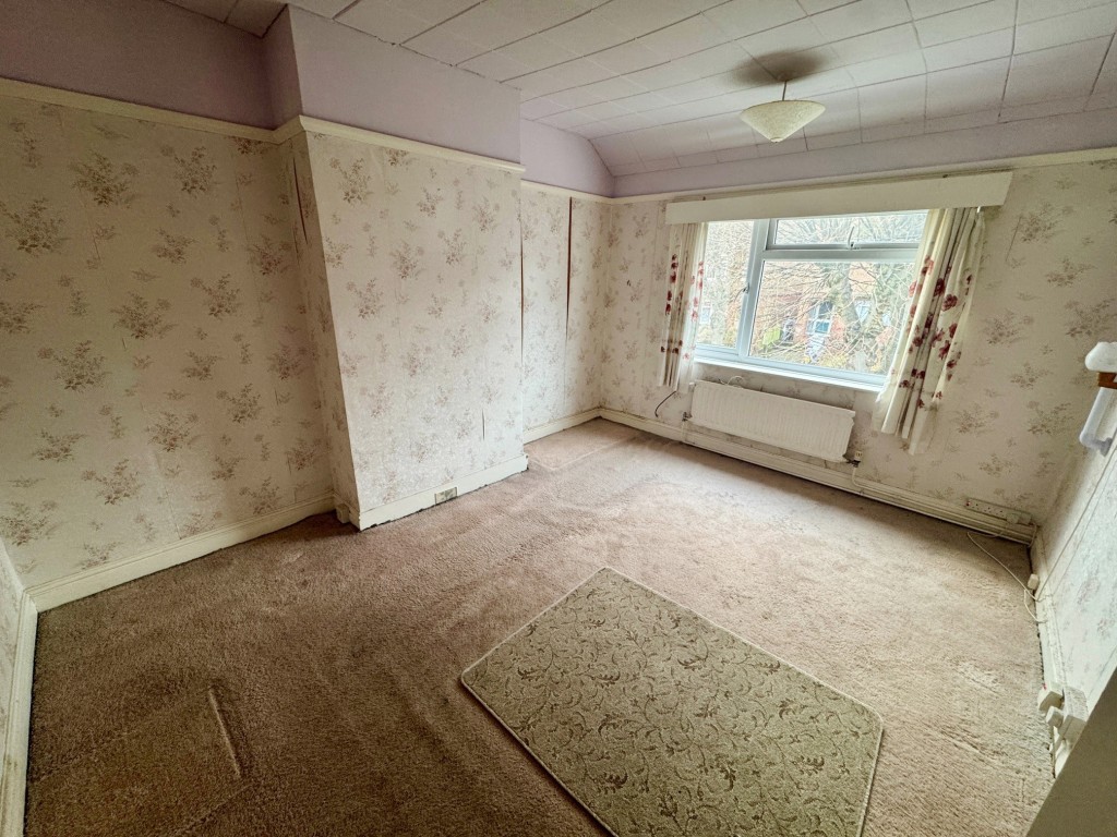 Lot: 150 - THREE-BEDROOM SEMI-DETACHED HOUSE FOR IMPROVEMENT - Bedroom 2